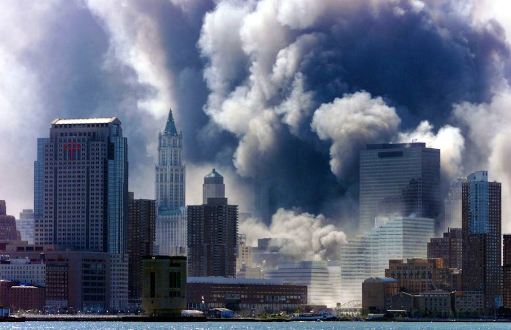 Smoke from the World Trade Center fills lower Manhattan Tuesday, September 11, 2001, shortly after the second tower collapsed. Photo is taken across the Hudson River from Hoboken, N.J, USA. (KEYSTONE/AP Photo/Daily Record/Mike Buscher)