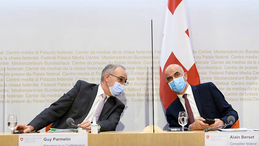 Il presidente della Confederazione Guy Parmelin e il consigliere federale Alain Berset in una foto del 25 marzo