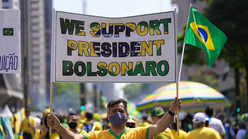 Il governatore dello Stato di San Paolo e i politici delle opposizioni stanno proponendo l'impeachment del presidente della Repubblica Jair Bolsonaro, dopo gli attacchi alla magistratura sferrati ieri a San Paolo e Brasilia durante le manifestazioni in suo favore.
