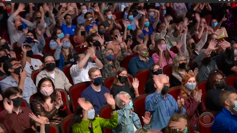 Colbert ist wieder da: Obwohl das Publikum geimpft sein muss, sind auch Masken nun wieder verpflochtend.