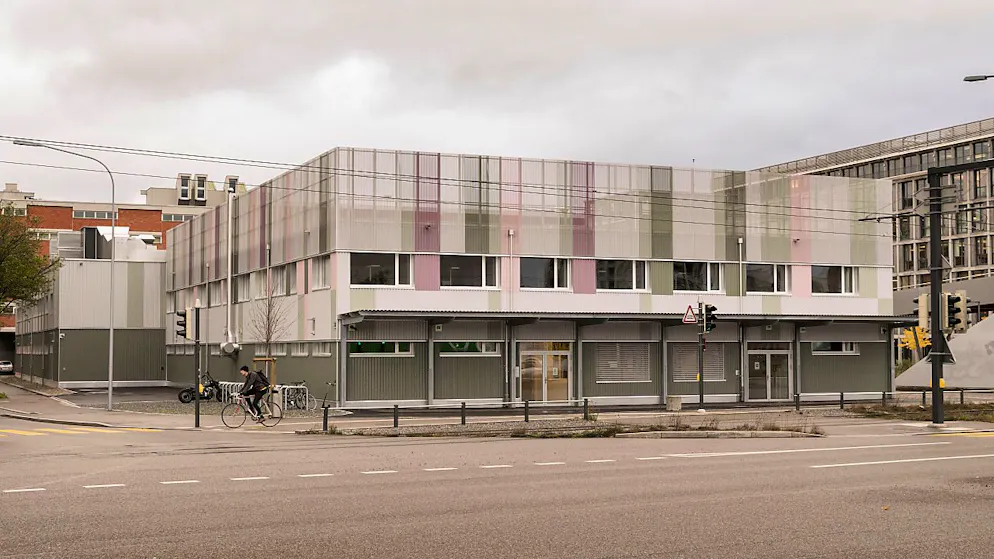 Grüne und AL fordern mit einem Postulat im Gemeinderat, dass das Bundesasylzentrum auf dem stadtzürcher Duttweiler-Areal aufgelöst wird. (Archivbild)