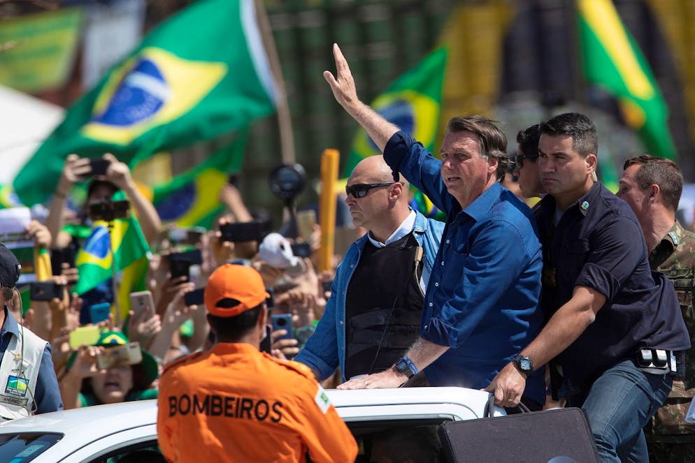 epa09453692 The President of Brazil Jair Bolsonaro greets his followers during an act of Government for the day of independence, in Brasilia, Brazil, 7 September 2021. In addition to the demonstrations called by the extreme right, opposition groups also take to the streets this 07 September, as Brazil celebrates the anniversary of its independence. EPA/Joedson Alves