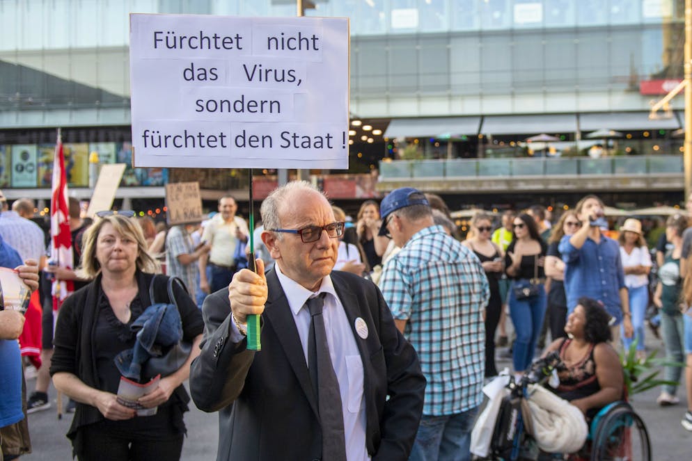 Demonstration gegen die Ausweitung des Covid-Zertifikates, am Mittwoch, 8. September 2021, in Bern. In Bern demonstrieren Hunderte Menschen gegen die Ausweitung der Zertifikatspflicht. Sie werfen dem Bundesrat vor, den Impfzwang durch die Hintertuer einzufuehren. (KEYSTONE/Marcel Bieri)