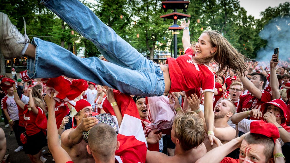 In Dänemark jubelten Fussball-Fans bereits bei der Fussball-EM ohne Maske und Abstand. Mittlerweile ist das Land in der Normalität angekommen.