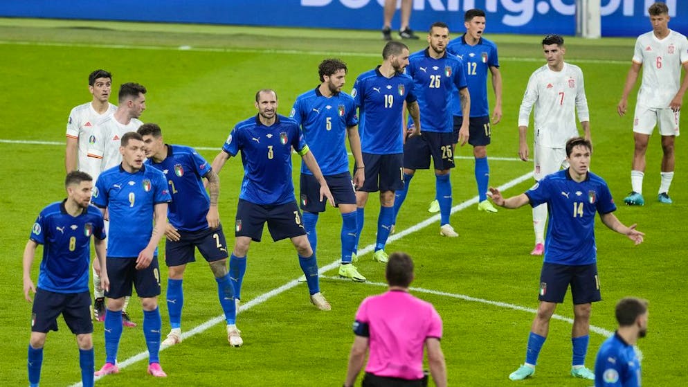 Il muro azzurro nel corso della semifinale Idi Euro 2020 contro la Spagna