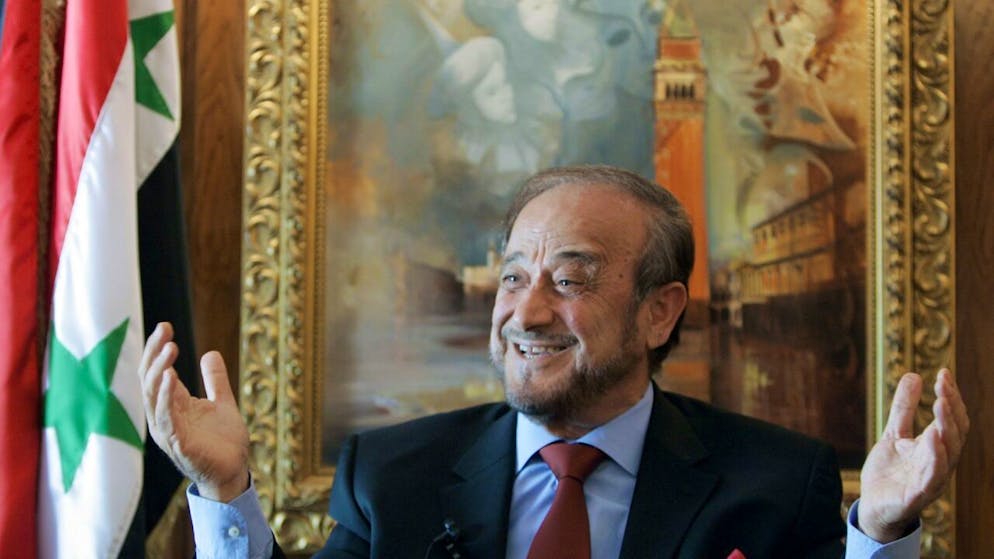 Ancien chef des forces d'élite de la sécurité intérieure, les Brigades de défense, Rifaat al-Assad a été au coeur du régime de Damas, participant au massacre de Hama en 1982, perpétré pour réprimer une insurrection islamiste.