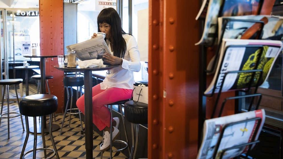 Una donna al Cafe Bar Adrianos di Berna. Da lunedì, un certificato Covid sarà richiesto all'interno di bar e ristoranti. In cambio, non è più necessario indossare la mascherina.