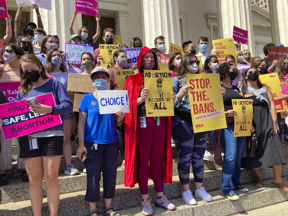 Environ 200 manifestants pour le droit à l'avortement se sont rassemblés devant l'ancien palais de justice de Saint-Louis, pour un rassemblement le jeudi 9 septembre 2021.