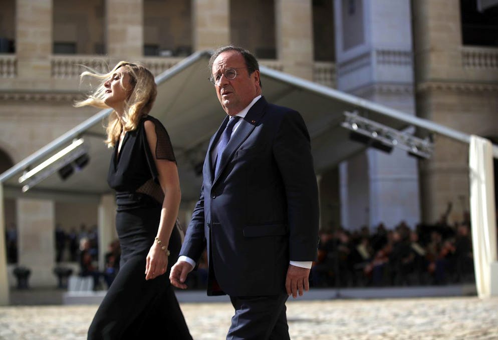 L'ancien président français François Hollande et l'actrice Julie Gayet arrivent pour une cérémonie d'hommage à l'acteur français Jean-Paul Belmondo à l'Hôtel des Invalides, le jeudi 9 septembre 2021 à Paris.