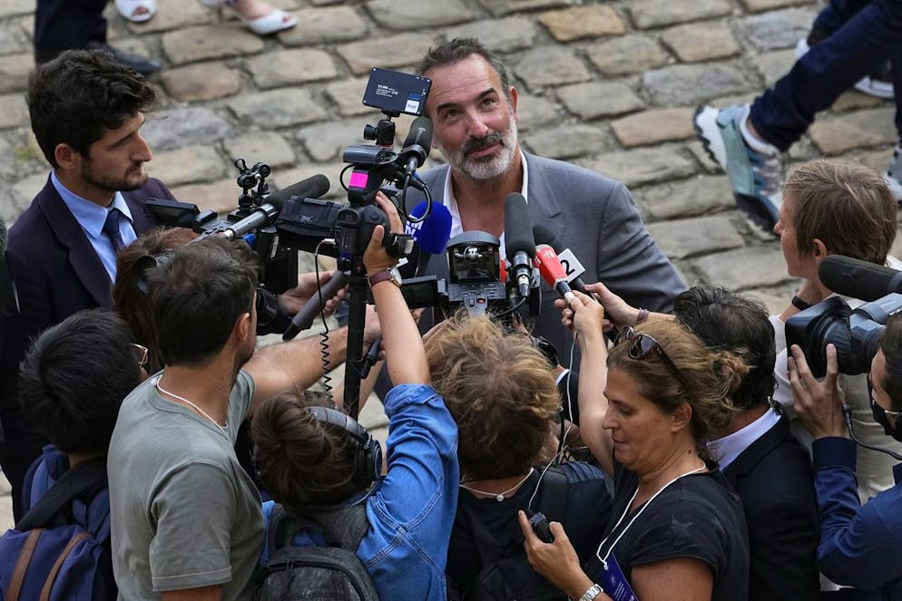 L'acteur français Jean Dujardin répond aux journalistes après la cérémonie d'hommage à l'acteur Jean-Paul Belmondo, qu'il admirait tout particulièrement.