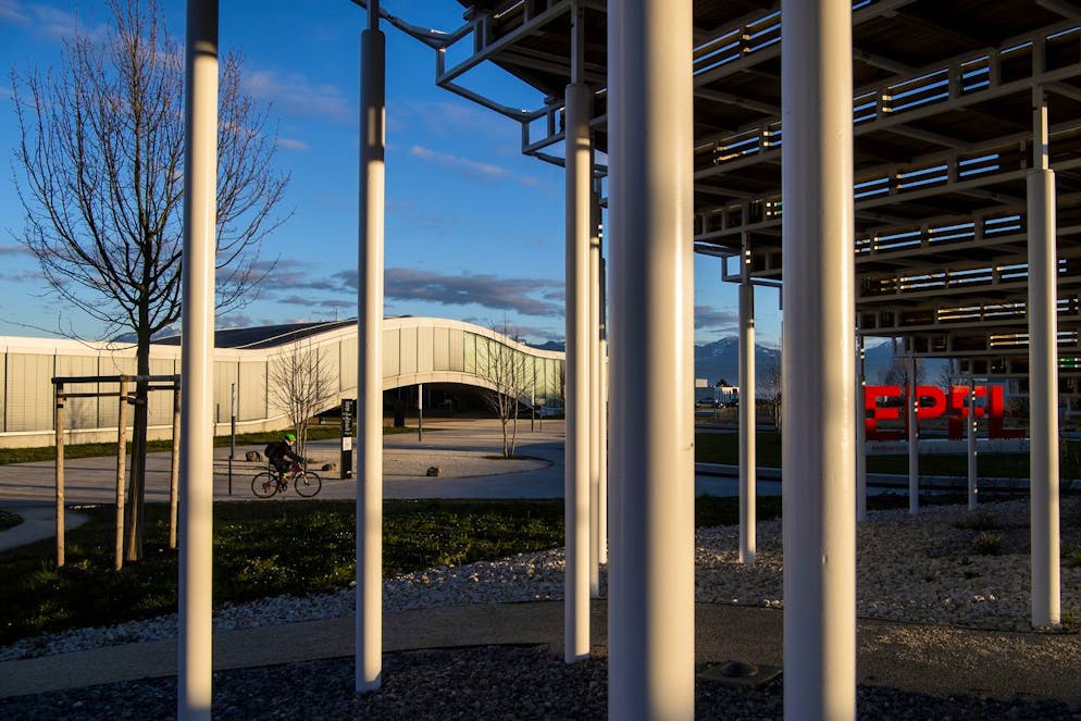 Le logo de l'Ecole Polytechnique Federale de Lausanne, EPFL, est visible sur le campus devant le Rolex Learning Center le mercredi 11 mars 2020 a Lausanne. (KEYSTONE/Jean-Christophe Bott)