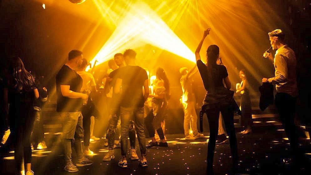 Adolescenti e giovani adulti fanno festa in un club durante la pandemia. (Immagine simbolica)