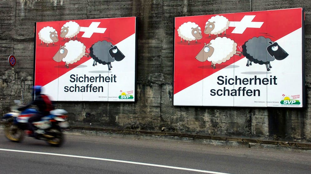 Macht sich durch Provokation einen Namen. Hier das Schwarze-Schafe-Plakat der SVP aus dem Jahr 2007.