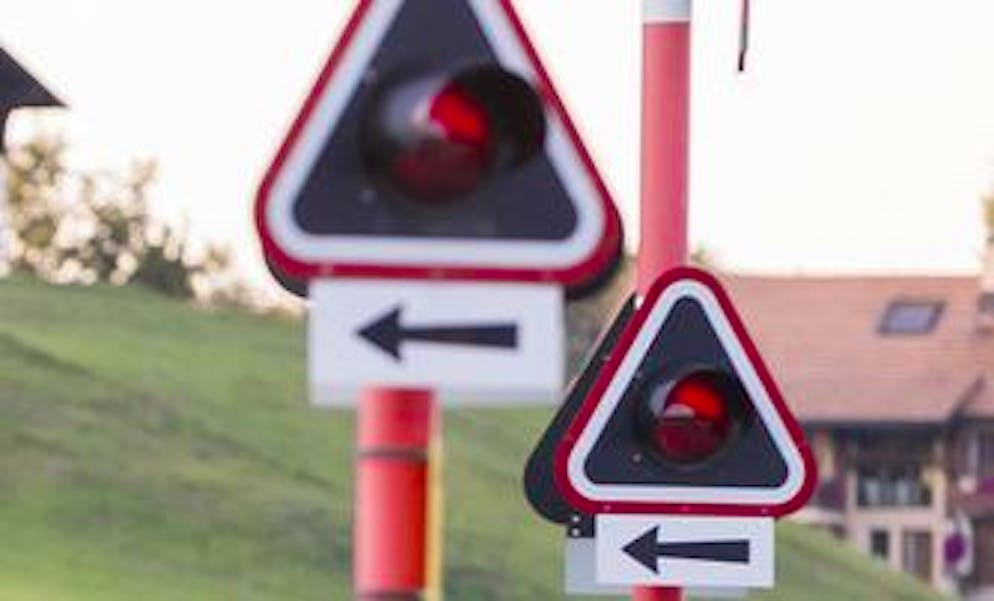 Au volant de sa voiture tirant une remorque, un conducteur âgé de 31 ans a voulu franchir le passage à niveau, dont les barrières se sont baissées alors que la remorque était toujours sur la voie ferrée. (image d'illustration)