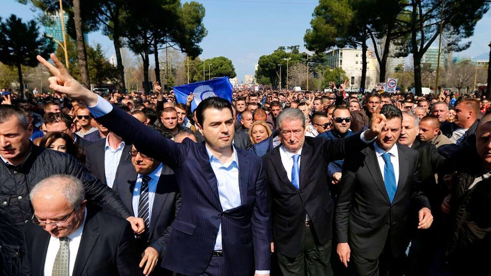 In Albania il leader storico e fondatore del centrodestra Sali Berisha è stato espulso dal gruppo parlamentare del suo Partito democratico.
