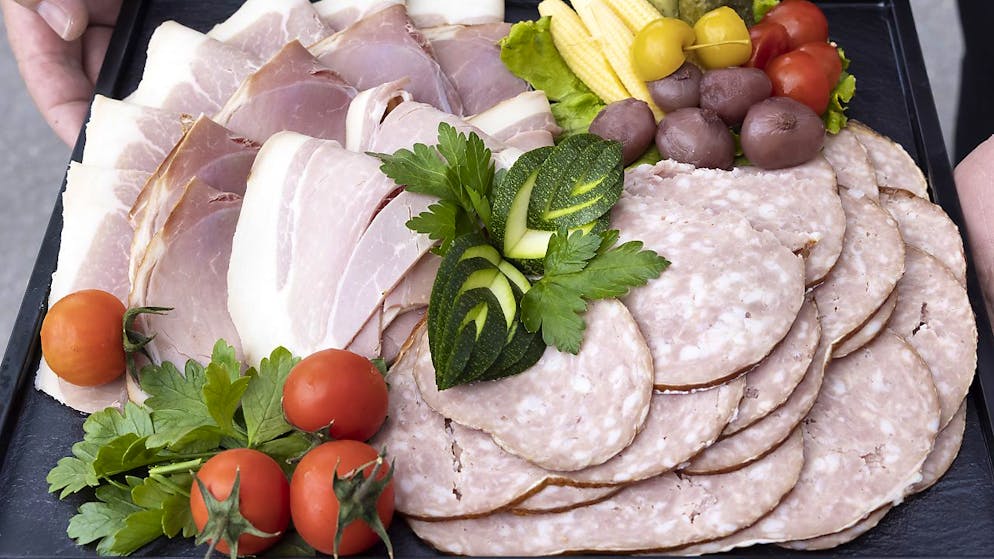 Un plateau de charcuterie contenant du Jambon de la Borne et du Boutefas. Le premier bénéficie désormais d'une AOP (appellation d'origine protégée). Une opposition a en revanche été déposée contre une AOP pour le Boutefas.
