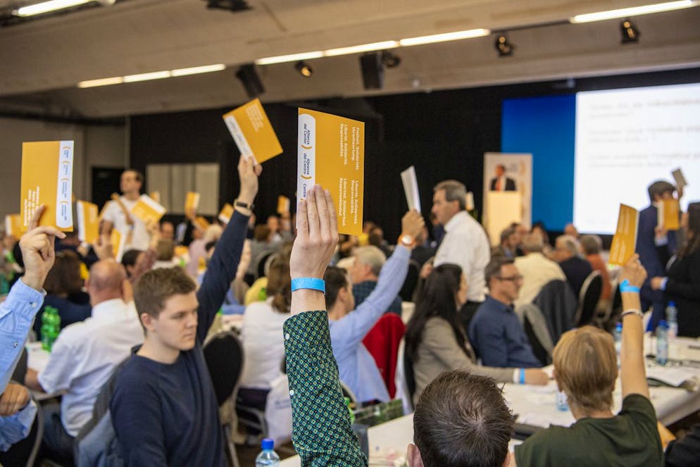 Eine Abstimmung anlaesslich der Delegiertenversammlung der Die Mitte Partei der Schweiz vom Samstag, 11. September 2021 in Zug. (KEYSTONE/Urs Flueeler).