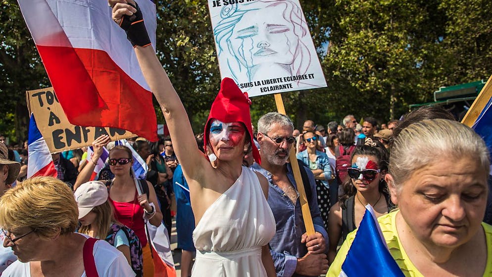 Proteste per il nono sabato consecutivo in Francia contro il cosiddetto Pass Sanitario, con manifestazioni a Parigi e in molte città di provincia. Nella capitale, uno dei cortei si è diretto verso gli Champs-Elysées, vietati ai dimostranti, ed è stato respinto dalla polizia, anche con lacrimogeni.