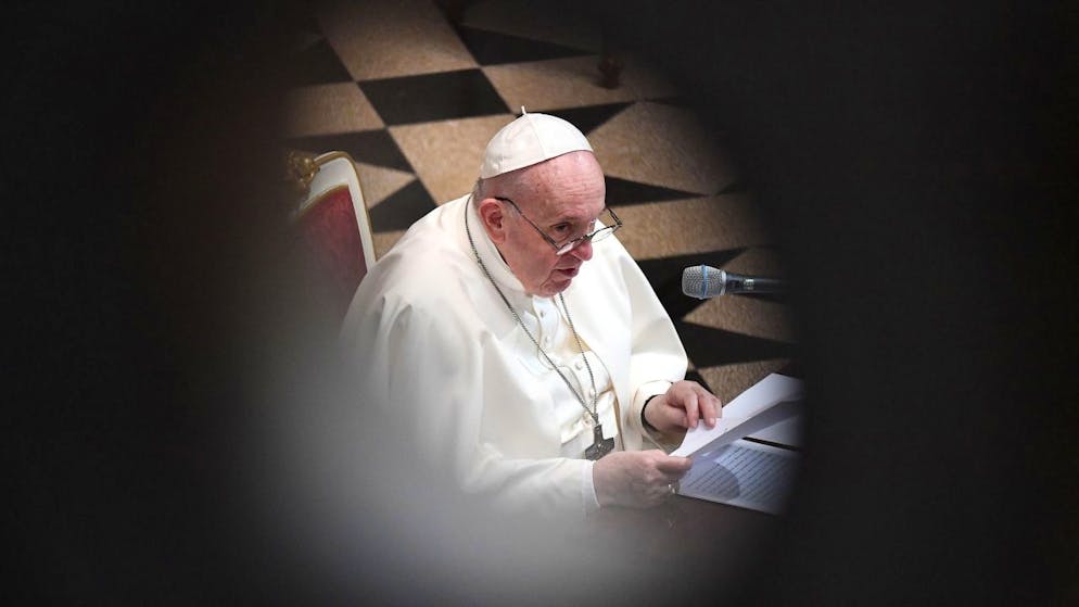 Papa Francesco è arrivato in Slovacchia, seconda tappa del viaggio che lo ha portato anche a Budapest.