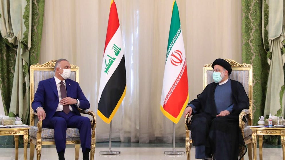 Il primo ministro iracheno Moustafa al-Kazimi ha incontrato oggi per la prima volta il presidente iraniano, Ebrahim Raïssi, per discutere in particolare delle relazioni economiche tra i due paesi.
