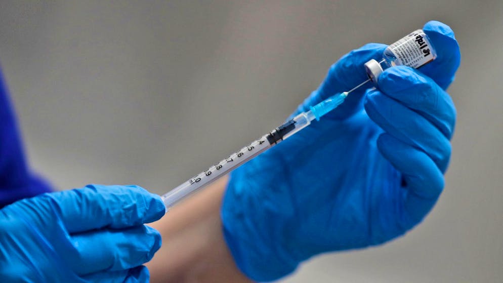 È ufficiale la raccomandazione dei capi-medico del Regno Unito al governo di Boris Johnson sul via libera a una prima estensione delle vaccinazioni anti Covid anche ai bambini e ragazzi sani fra i 12 e i 15 anni (foto d'archivio)