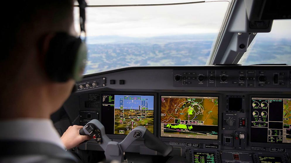 Das Parlament will mit unangekündigten Alkoholkontrollen beim Flugzeugpersonal die Sicherheit der Passagiere erhöhen. Nach dem Nationalrat hat am Montag auch der Ständerat dieser Änderung zugestimmt. (Symbolbild)