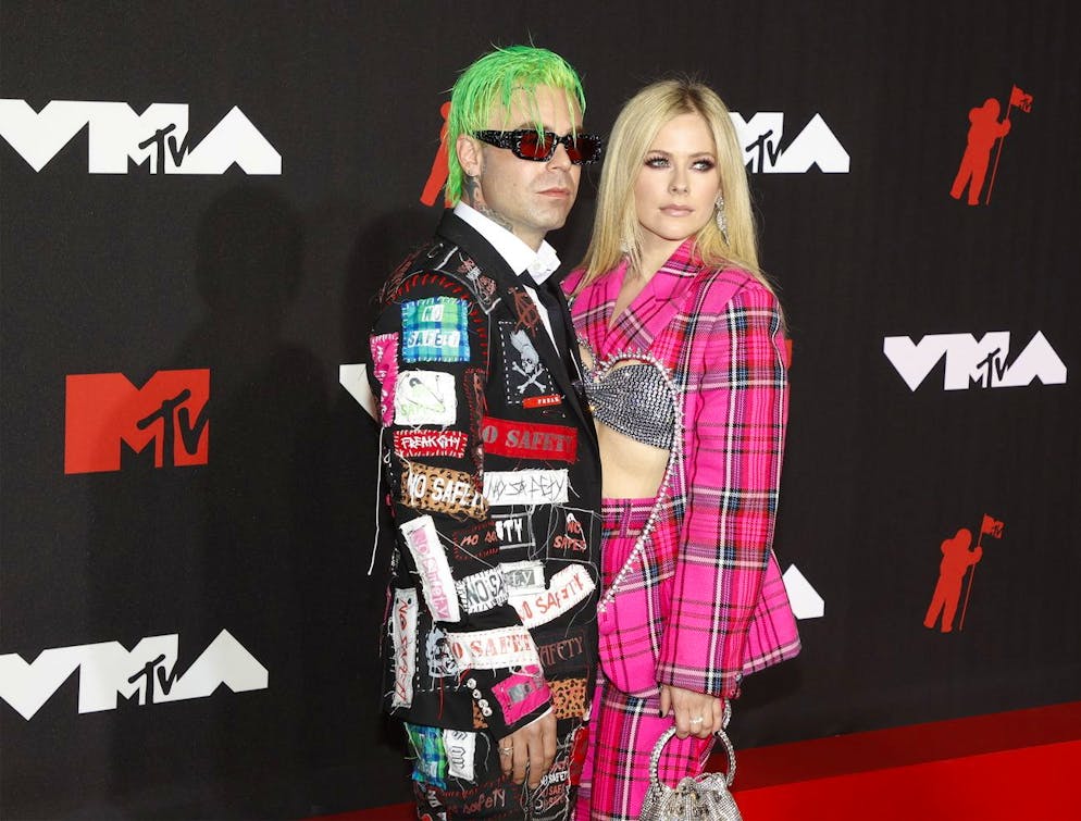 epa09464833 US singer Mod Sun (L) and Canadian singer Avril Lavigne arrive on the red carpet for the MTV Video Music Awards at the Barclays Center in Brooklyn, New York, USA, 12 September 2021. EPA/JASON SZENES