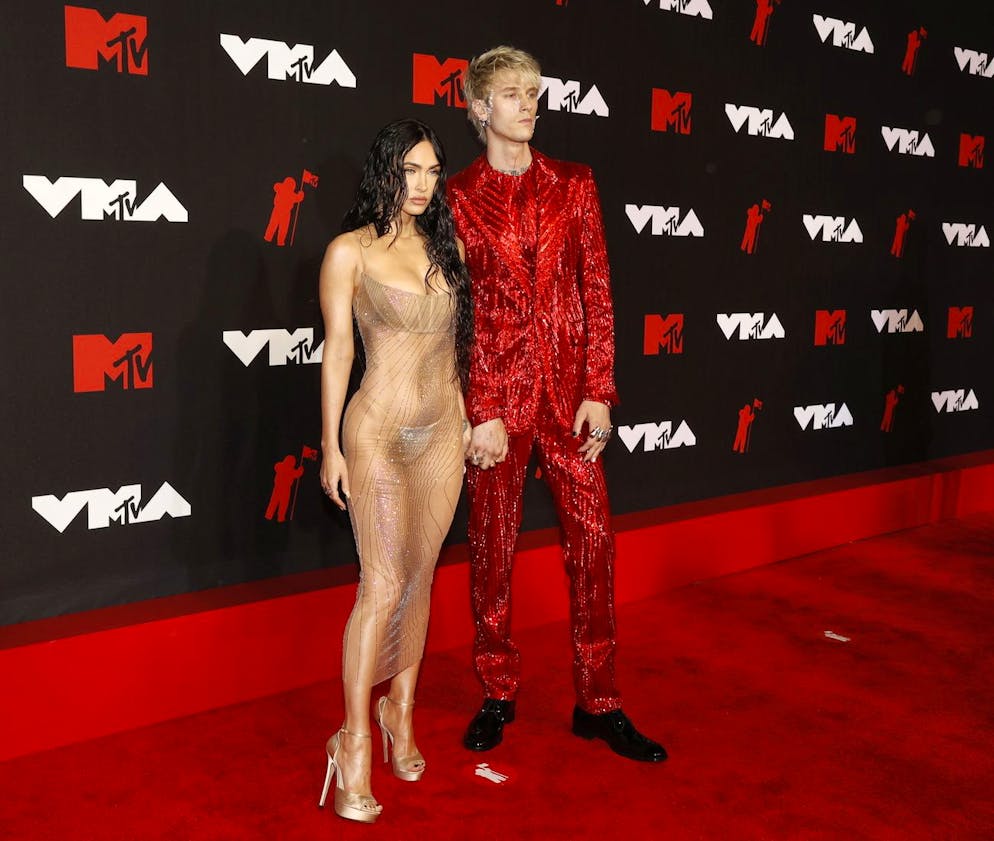 epa09464720 US actress Megan Fox (L) and US rapper Machine Gun Kelly (R) arrive on the red carpet for the MTV Video Music Awards at the Barclays Center in Brooklyn, New York, USA, 12 September 2021. EPA/JASON SZENES ALTERNATE CROP