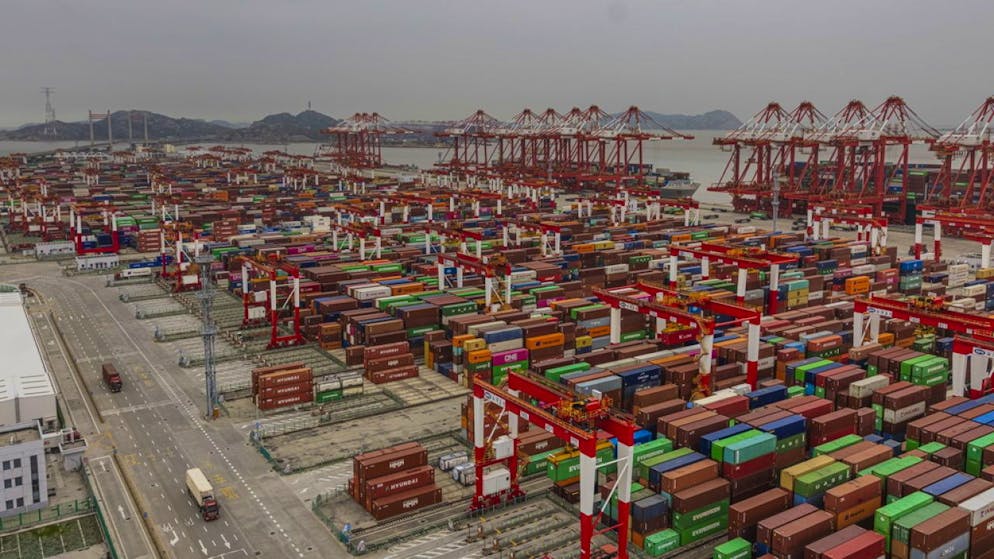 Nonostante un aumento costante della domanda, le recenti strettoie nell'offerta di beni intermedi e prodotti di base continueranno a limitare la crescita. Nella foto il porto di Shanghai.
