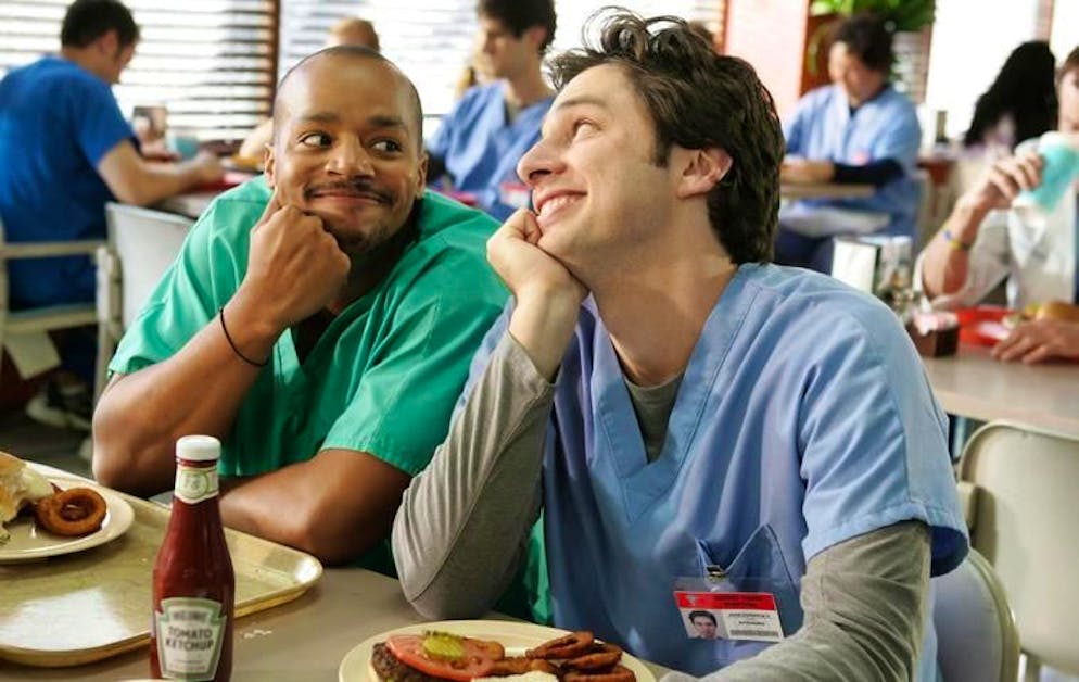Ob ihre Freundschaft bestehen würde, auch wenn sie sich nicht jeden Tag bei der Arbeit sehen? Turk (Donald Faison) und J.D. (Zach Braff) sind sowohl in der Serie «Scrubs» als auch im echten Leben beste Freunde. Während der Pandemie haben sie gemeinsam den Podcast «Fake Doctors, Real Friends» lanciert.