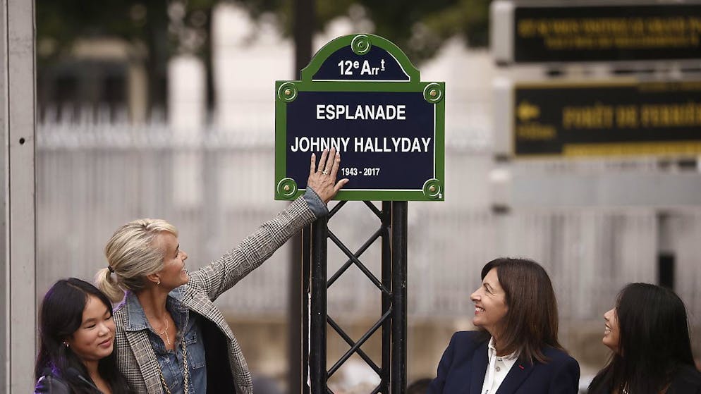 Da sinistra: la figlia Jade, la vedova Laetitia, la sindaca di Parigi Anne Hidalgo e l'altra figlia Joy inaugurano l'Esplanade Johnny Hallyday.