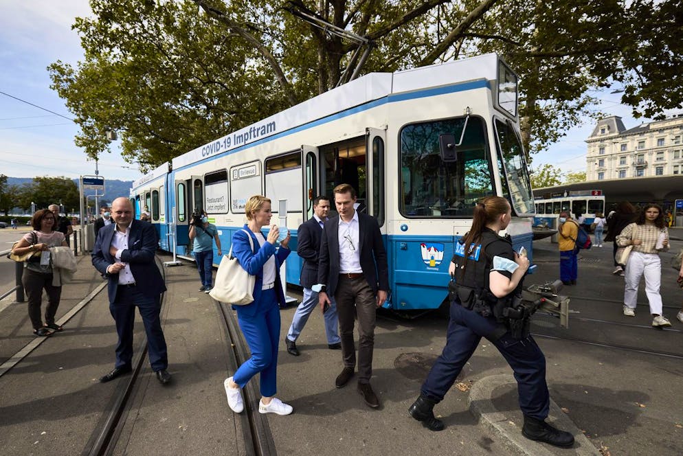 Natalie Rickli, Regierungsraetin des Kantons Zuerich, Mitte, und Michael Baumer, Stadtradt Zuerich, 2. links, sowie Sicherheitskraefte an einer Medienkonferenz zur Einfuehrung eines Impftrams, am Dienstag, 14. September 2021 in Zuerich. Im Impftram des Kantons Zuerich und der Verkehrsbetriebe der Stadt Zuerich (VBZ) soll sich die Bevoelkerung ohne vorherige Terminvereinbarung spontan gegen das Coronavirus Covid-19 impfen lassen koennen. (KEYSTONE/Michael Buholzer)..