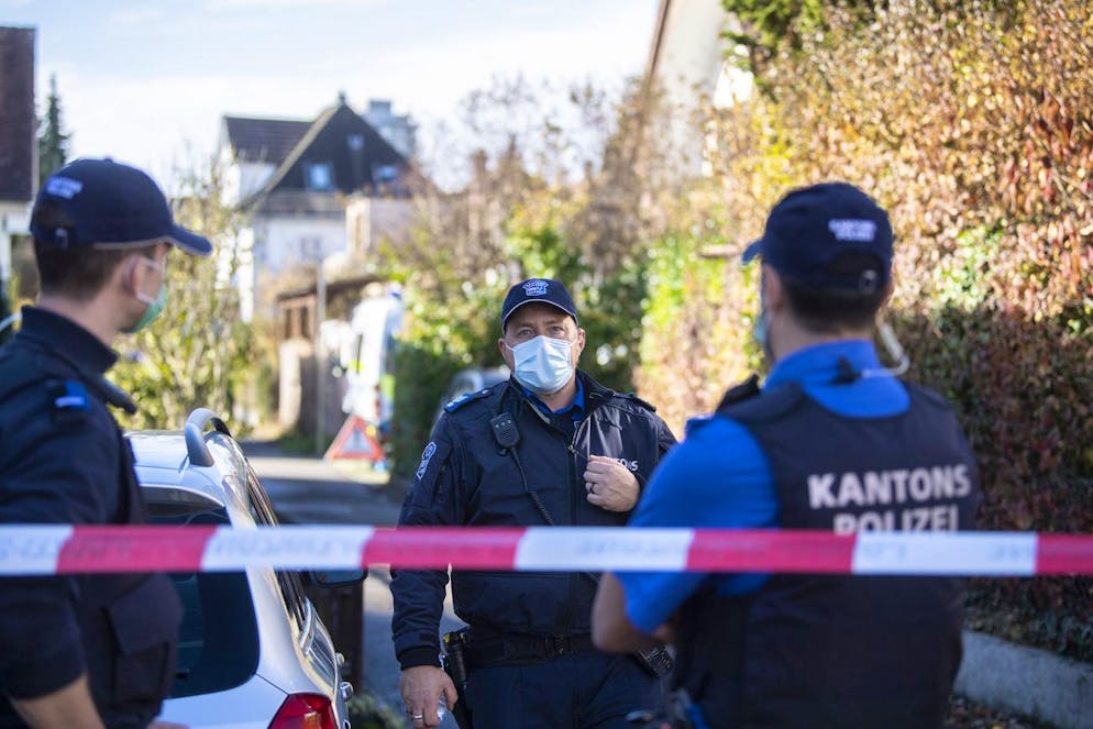 Lors d'une intervention de police, les forces de l'ordre ont découvert deux corps sans vie dans un appartement à Frick (AG). On ignore encore les circonstances des faits (photo symbolique).