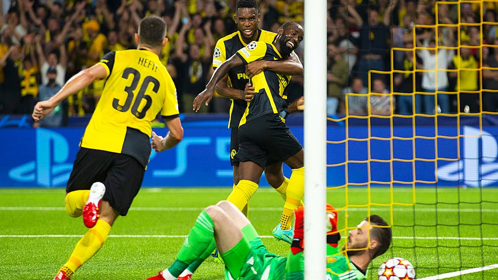 Ngamaleu lässt sich nach dem Treffer zum 1:1 feiern.
