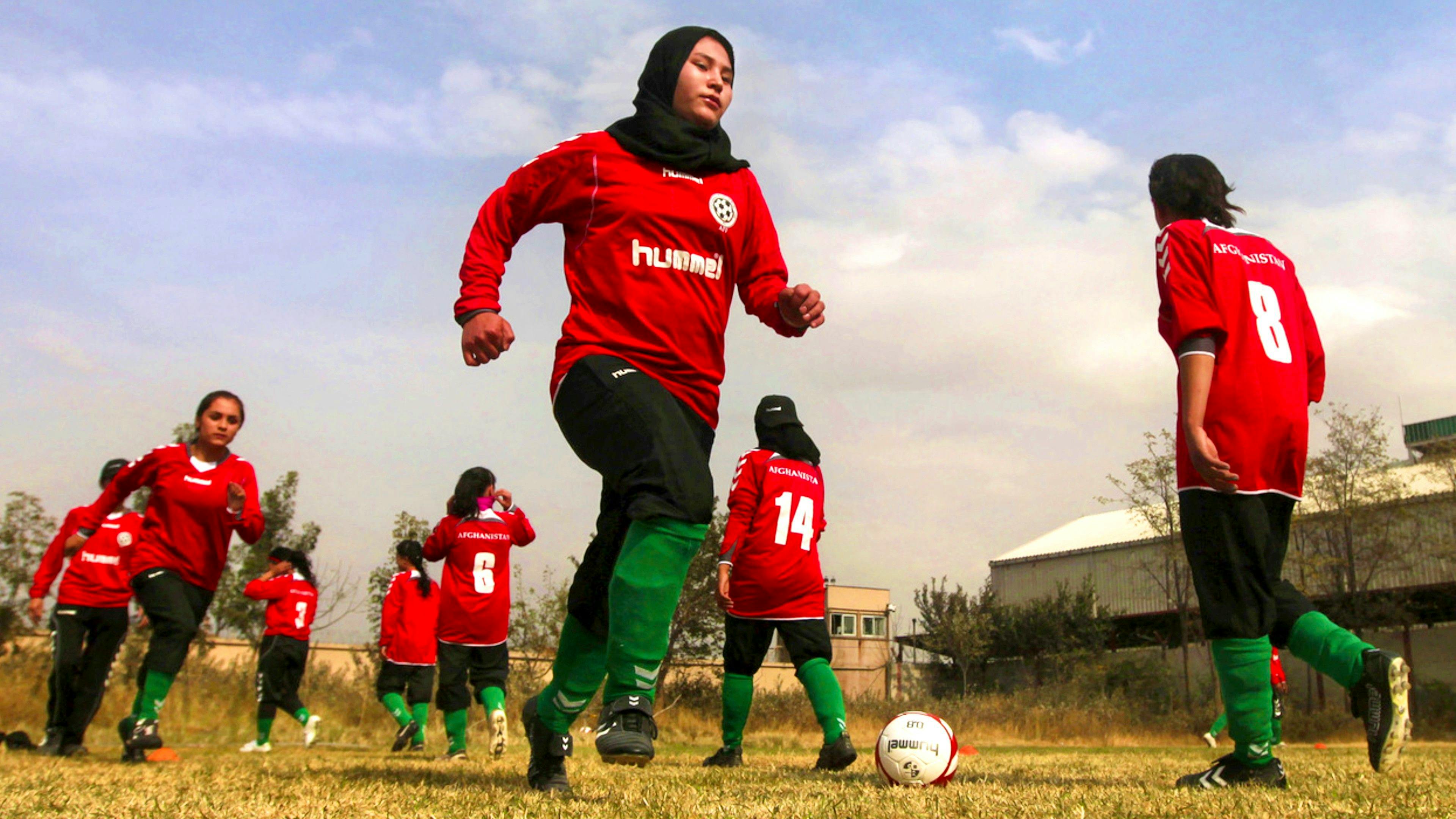 Football. De Jeunes Joueuses Afghanes Fuient Au Pakistan.