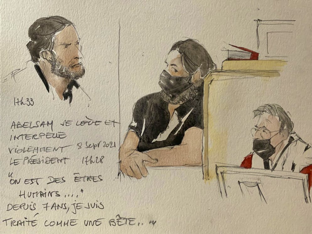 Un croquis de la salle d'audience montre le principal accusé Salah Abdeslam, à gauche et au centre, avec le président du tribunal Jean-Louis Peries, à droite, dans la salle d'audience spécialement construite pour le procès des attentats de 2015, mercredi 8 septembre 2021 à Paris.