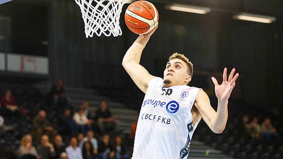 Natan Jurkovitz a réussi 13 points pour Fribourg Olympic.