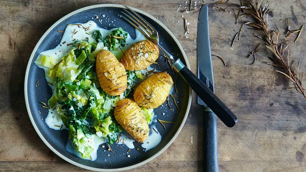 Sieht lecker aus und schmeckt wunderbar: Ofenkartoffeln mit Wirz-Lauch-Sauce.