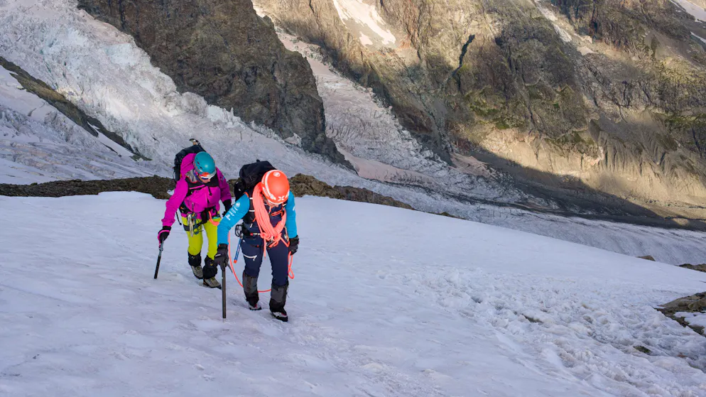 Der viel zu lange Weg der Frauen auf die Schweizer Alpengipfel. Bergführerin Rita Christen und Nationalrätin Sandra Locher Benguerel im Aufstieg in einem Firnfeld an der Fortezza.