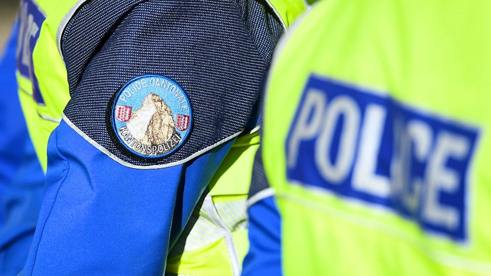 Plusieurs cas de vol à l'astuce, de type "faux policiers", ont été signalés dans le Haut-Valais (image symbolique).