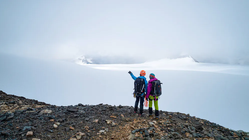Der viel zu lange Weg der Frauen auf die Schweizer Alpengipfel. Bergführerin Rita Christen und Nationalrätin Sandra Locher Benguerel geniessen in der Fuorcla Bellavista den Ausblick nach Süden in Richtung Italien.