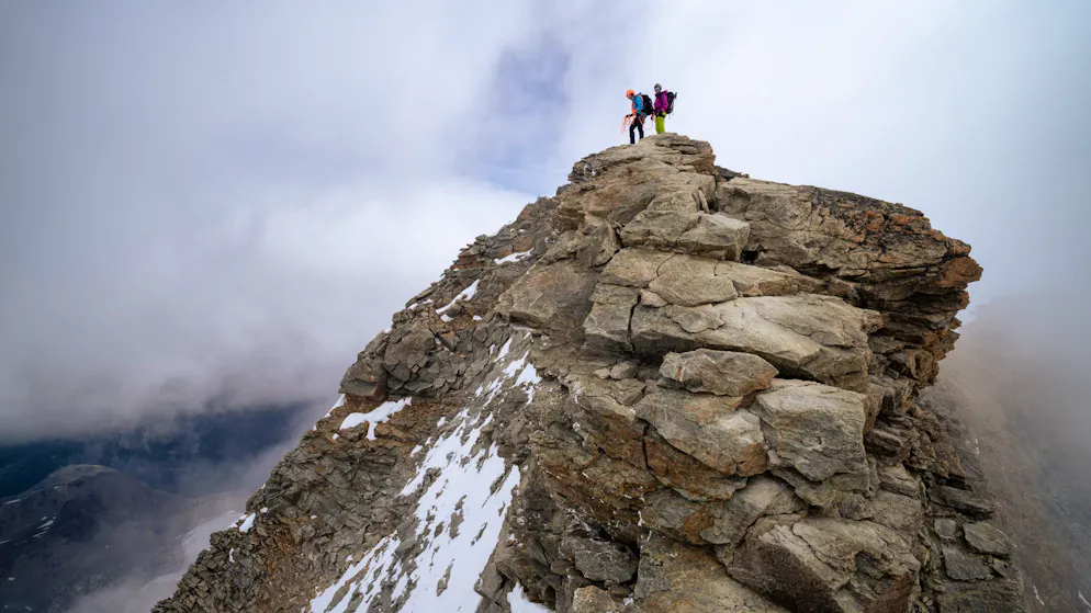Der viel zu lange Weg der Frauen auf die Schweizer Alpengipfel. Bergführerin Rita Christen und Nationalrätin Sandra Locher Benguerel am Felsgrat des Piz Spinas, der zum dreigipfligen Piz Palü gehört.