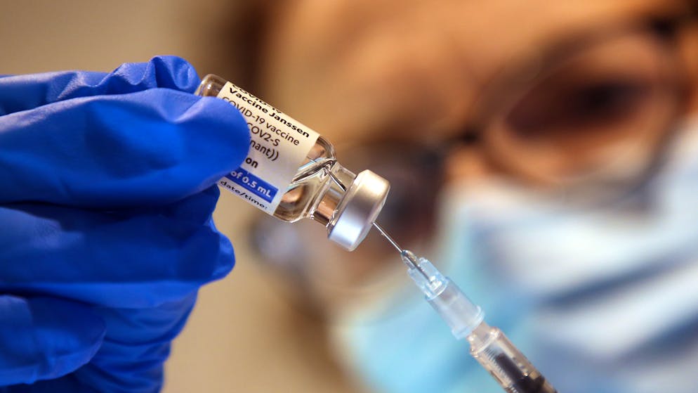 Der Corona-Impfstoff Janssen von Johnson & Johnson könnte in Zukunft auch in der Schweiz verimpft werden.