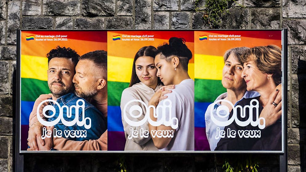 Une affiche incitant à voter "oui" pour le "mariage pour tous" est visible dans les rues de Lausanne depuis début septembre.