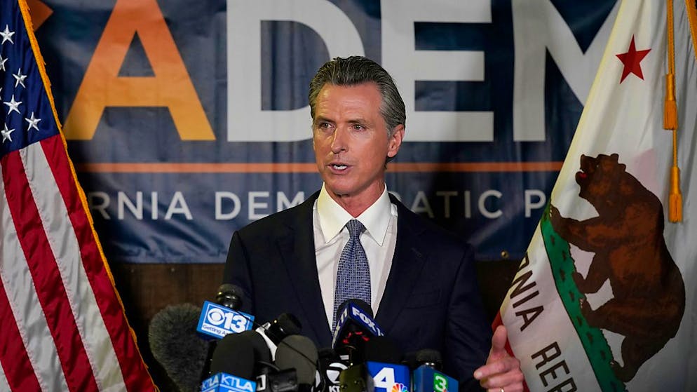 Der kalifornische Gouverneur Gavin Newsom hat Prognosen zufolge erfolgreich den Versuch seiner republikanischen Gegner abgewehrt, ihn vorzeitig aus dem Amt zu drängen. Foto: Rich Pedroncelli/AP/dpa