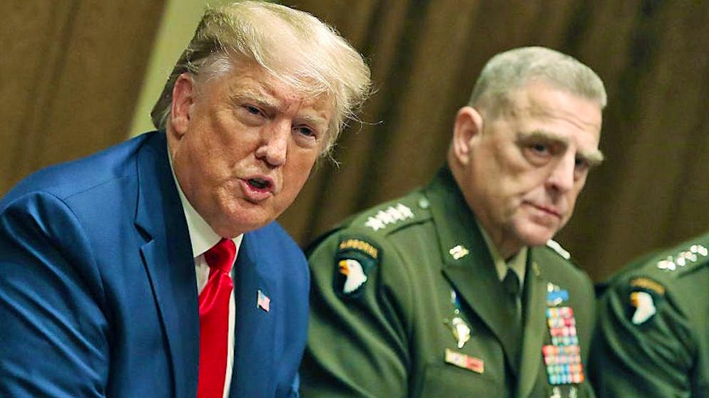 Generalstabschef Mark Milley (rechts) bei einer Medienkonferenz im Pentagon neben US-Präsident Donald Trump. Laut Medienberichten hat Milley versucht, Trumps Verfügungsgewalt über Atomwaffen einzuschränken. (Archiv)