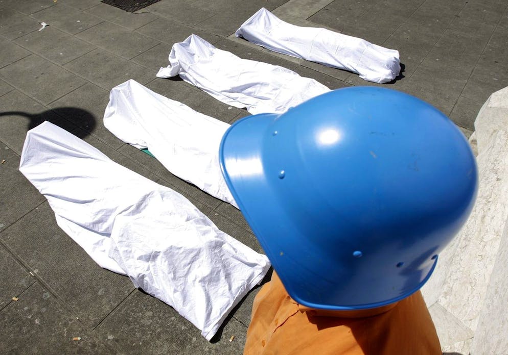 Une action symbolique a eu lieu ce samedi 12 avril 2008 a Geneve pour protester contre les violations des droits humains au Darfour depuis le debut de la guerre il y a cinq ans. Une mise en scene avec des faux cadavres et des casques bleus a interpelle les passants. Quatre