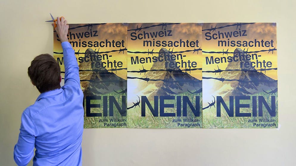 La legge sulle misure di polizia per la lotta al terrorismo (MPT) è stata approvata con il 56,6% di "sì". Nella foto d'archivio alcuni manifesti per il "no".