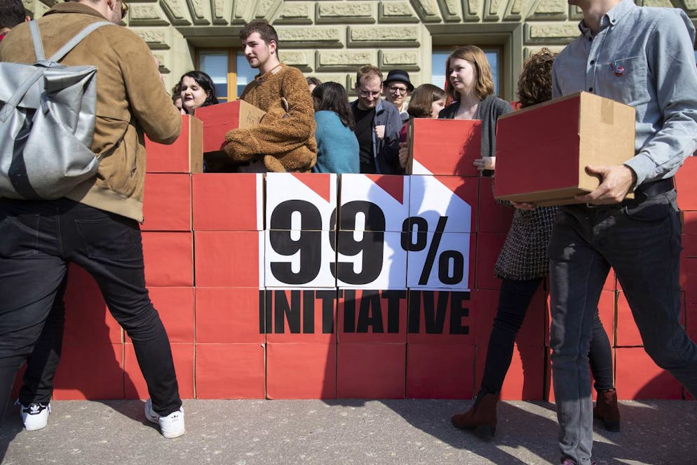 Mitglieder der Juso bei der Einreichung der gesammelten Unterschriften für die 99-Prozent-Initiative, am 2. April 2019 in Bern.