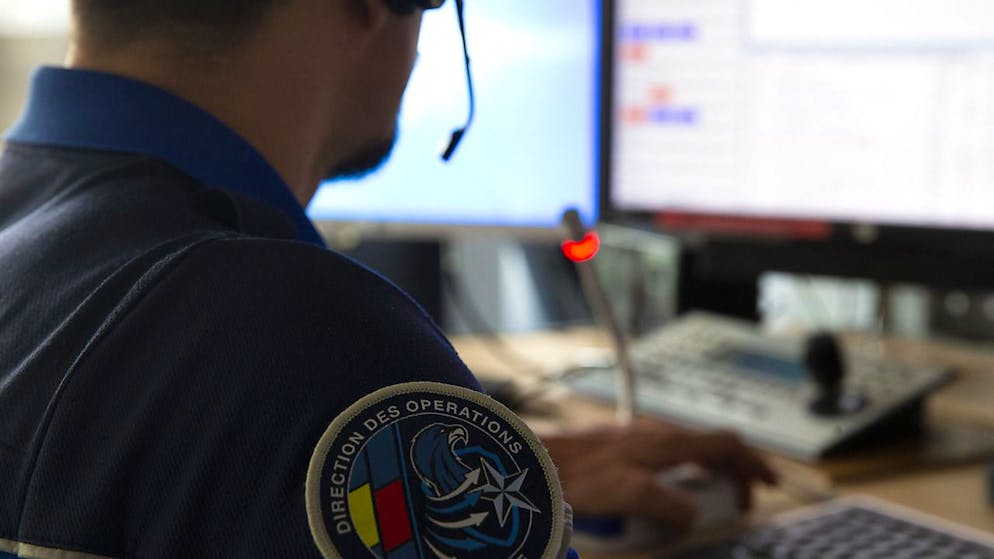 La police genevoise a appréhendé un homme de 41 ans pour escroquerie. Trois personnes âgées avaient déposé plainte en août contre cet individu qui les avait abordées dans la rue et avait réussi à les convaincre d'acheter des objets sans valeur à un prix très élevé (illustration).